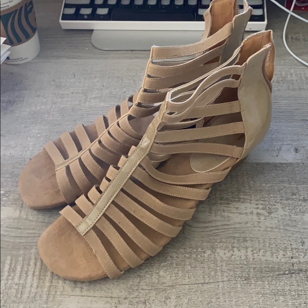 Aerosoles Nude beige patent strap sandals zipback
